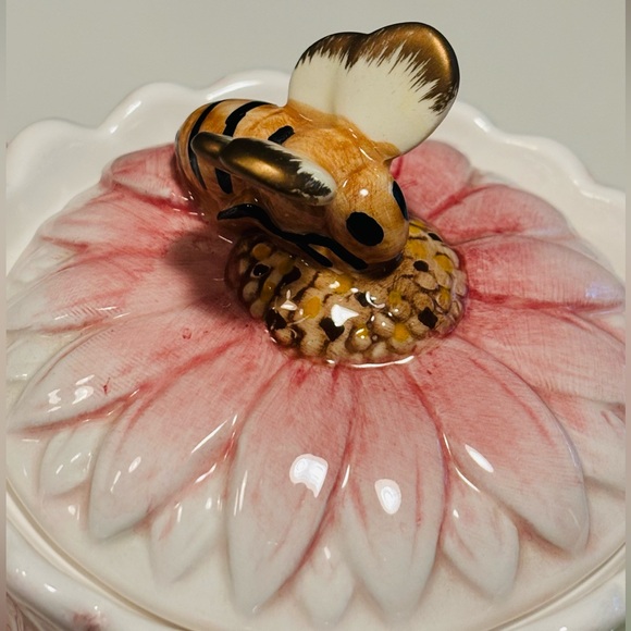 The Bombay Company’s Gerber Teapot - Picture 3 of 9